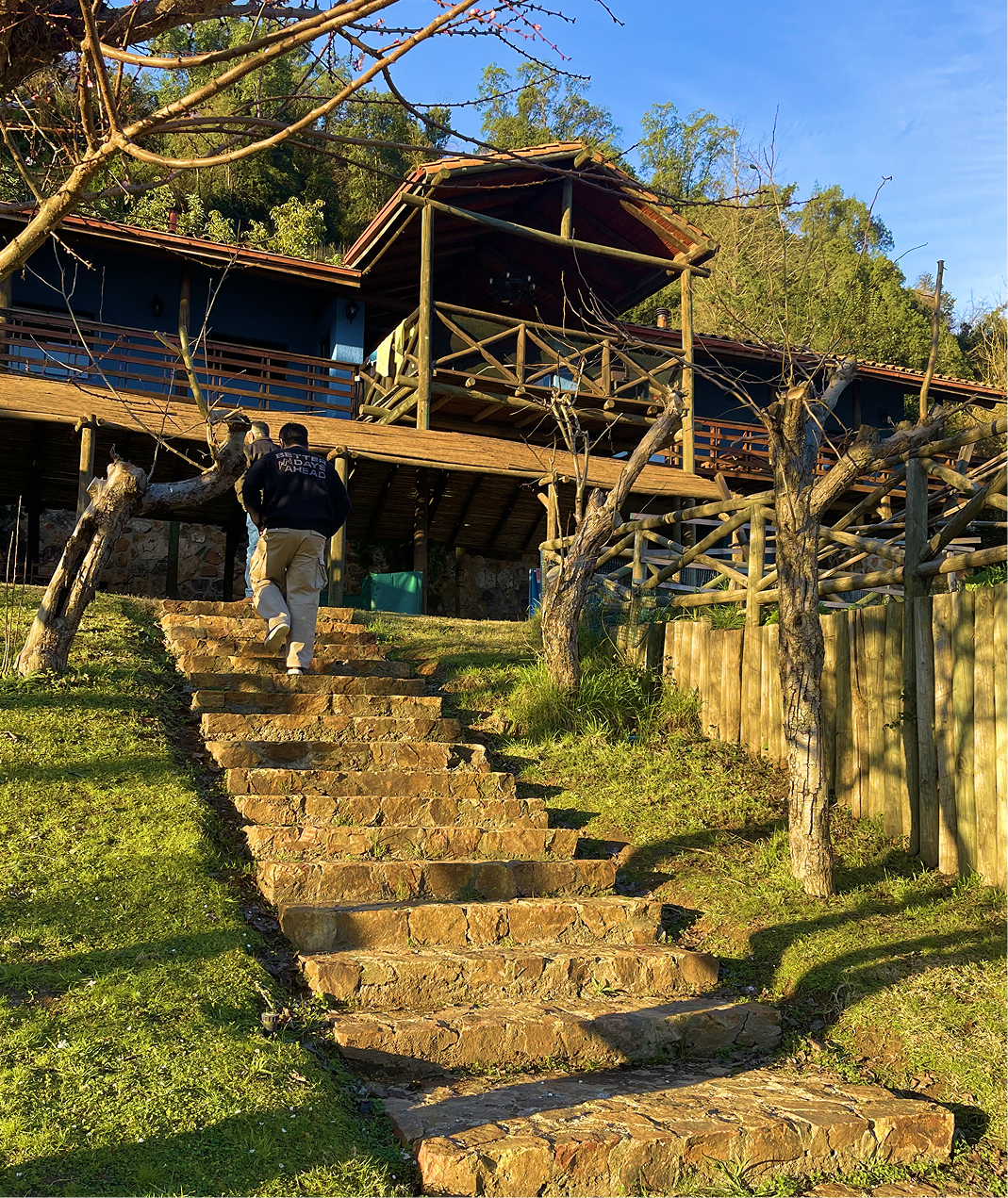 Escalera de piedra hacia el refugio