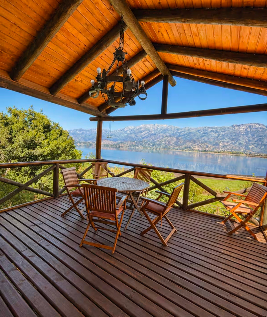 Terraza techada con vista al lago